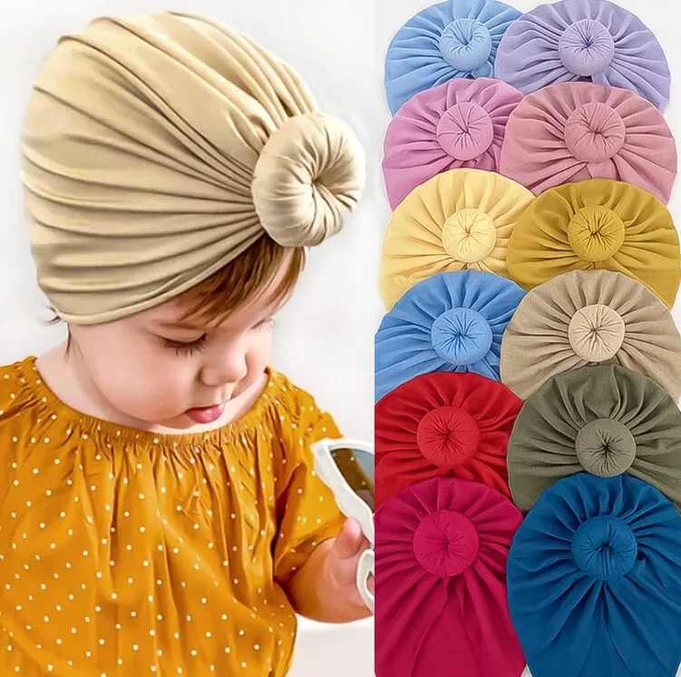 Knuttade hattar för baby flicka beanies bow pannband spädbarn turban nyfödda huvudtillbehör vinter hatt varma motorhuven kepsar mamma barn