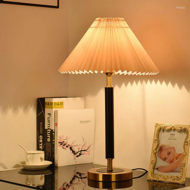 Lampade da tavolo ORY Lampada moderna in ferro Lampada da comodino nordica per la casa Foyer Studio Camera da letto Decorazione scrivania