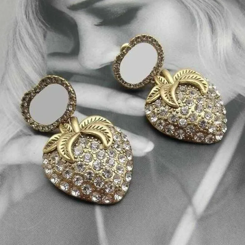 Women Ear Studs Designer örhängen Kvinnor Bokstäver Hjärtdesigners smycken diamanter örhänge Strawberry Accessories Ladies Casual D2211024F