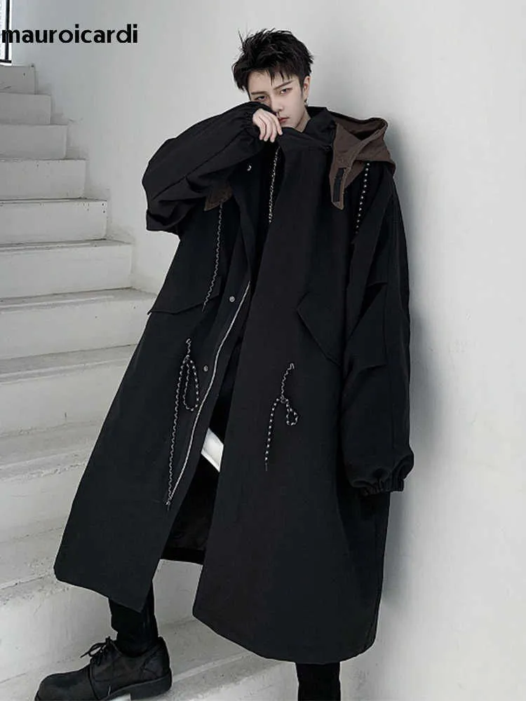 Trench da uomo Mauroicardi Autunno lungo oversize Dark Academia Abbigliamento estetico per uomo Giacca a vento impermeabile nera con cappuccio Cerniera 2022 T221102