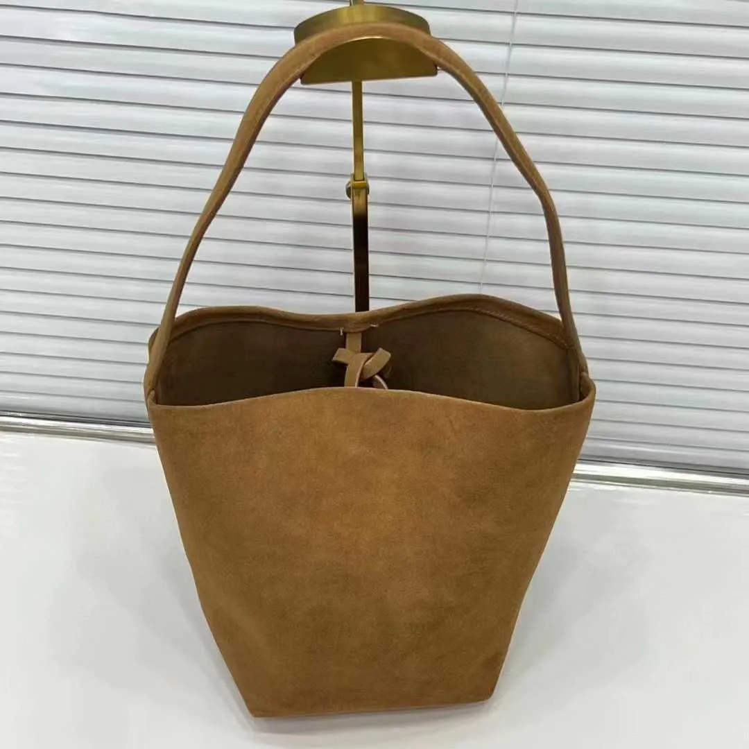 Totes Sacs à bandoulière Style coréen Slouchy 2022 Automne et Hiver Nouvelle capacité élevée en daim minimal sablé polyvalent un seau givré marron