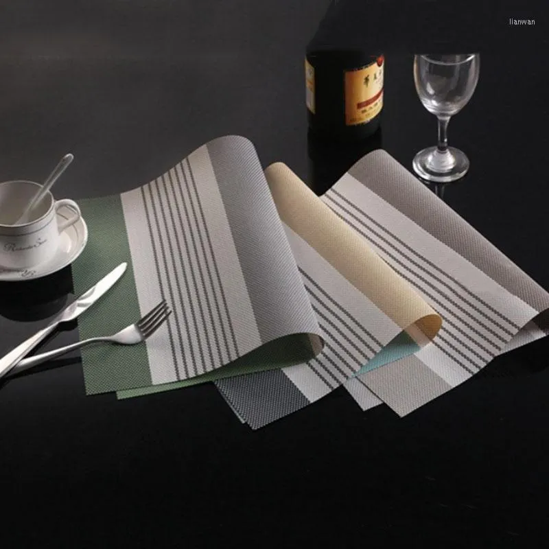 طاولة الحصير الموظفة الحديثة النمط متعدد الألوان PVC التصميم ملحقات المطبخ مشروب لعشاء وسادة السلطانية كوب حصيرة المنزل 45 30 سم 1 مساءً
