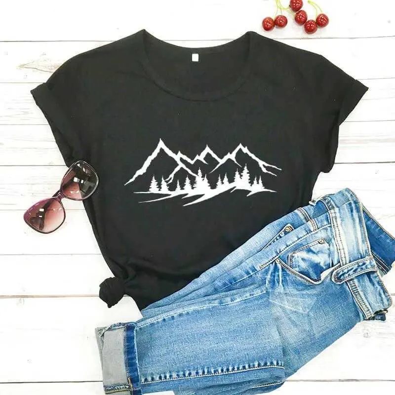 Camiseta divertida de verano con llegada de montaña y árboles, camisas de senderismo de aventura para ella