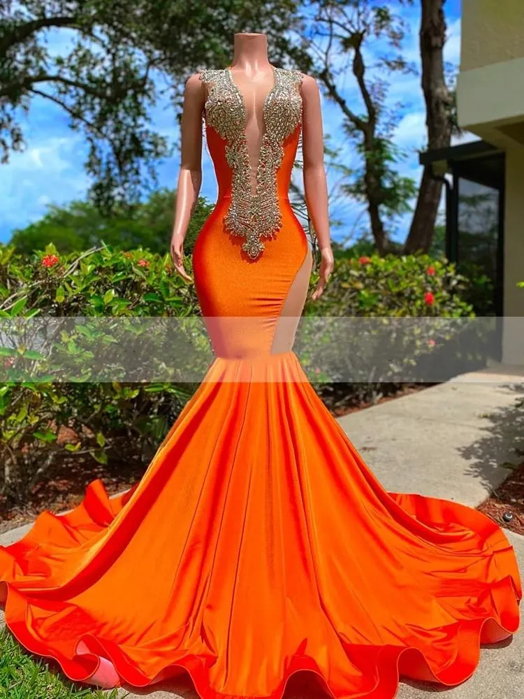 2023 Arabiska Balklänningar Lyxiga pärlkristaller Strass Orange Djup V-ringad Aftonklänning Sjöjungfru Formell festklänning Öppen rygg Ärmlös