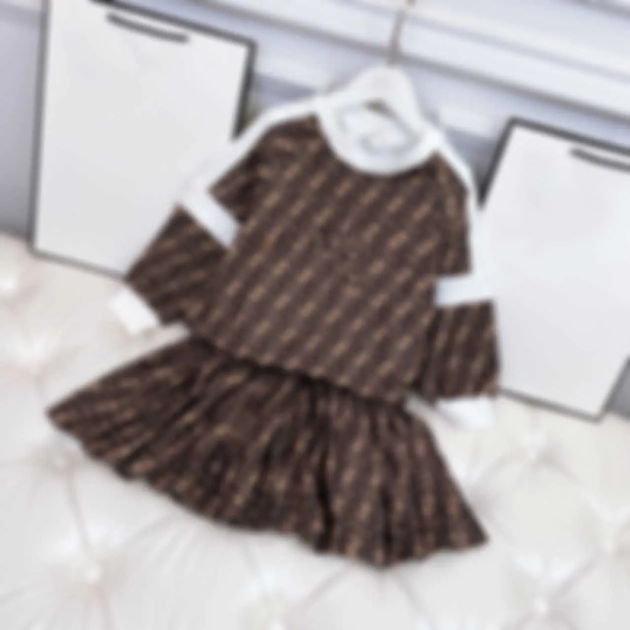 Upps￤ttningar/kostymer Kl￤dupps￤ttningar High End Children's Wear Fall/Winter Letters Tryckta ￶ver hela flickk￤ndisar, damer och prinsessor, lappt￤cke kjoldr￤kt