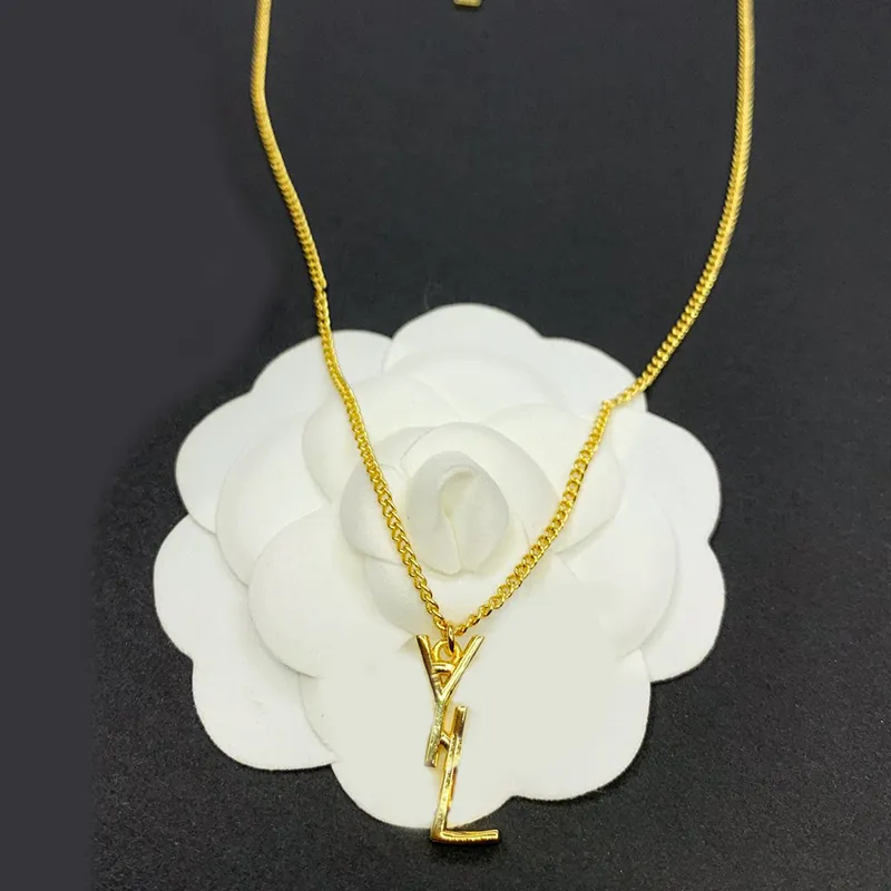 Diseñadores Collar de oro Letras Colgante Collares de amor Lujos Diseñador Pulseras de perlas para mujeres Joyería de moda con caja 2211047303x