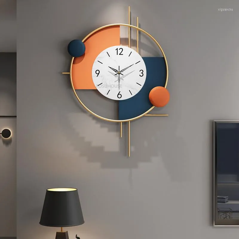 壁時計リビングルーム家具のための現代の金属製の錬鉄装飾時計クリエイティブな家庭用入り口サイレント