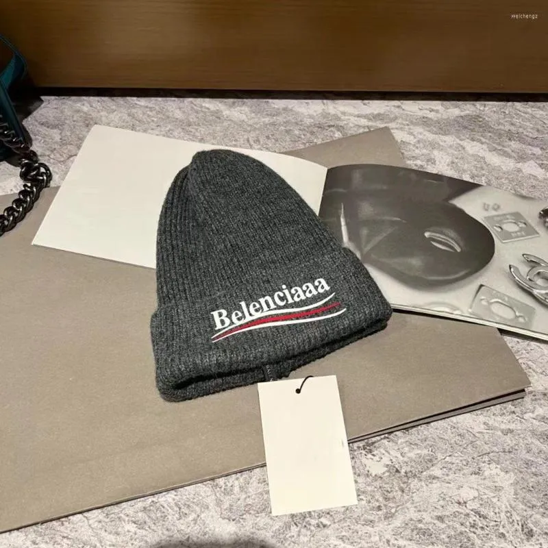 Beanies Designers Beanie Chapéus De Malha Carta De Luxo Chapéu De Inverno Ao Ar Livre Proteção Fria Quente Pelúcia Macia Moda Homens e Mulheres Cap 7271a