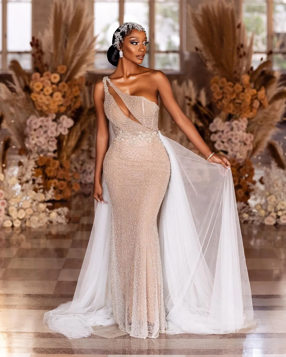 Abiti da sposa Aso Ebi a sirena con mantello in tulle e strascico con una spalla e paillettes glitterate, abito da sposa sexy con perline