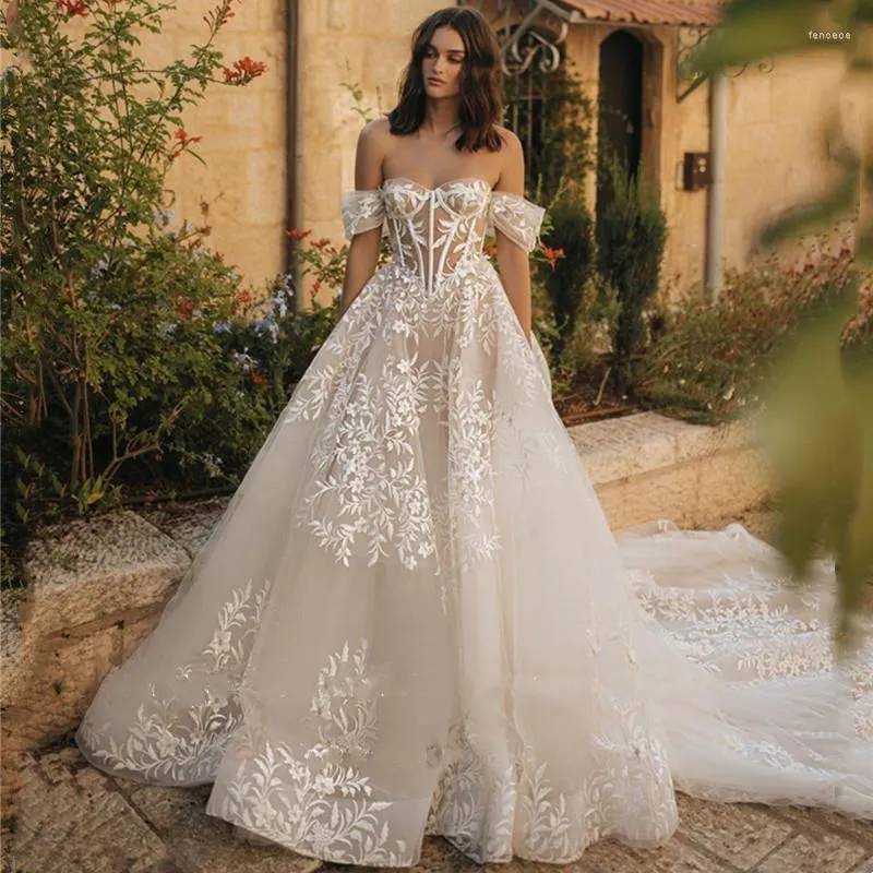 Abito da sposa Abiti da chiesa di lusso 2022 Spalle scoperte Applicazioni in pizzo Sweetheart Backless Royal Train Abiti da sposa Organza Bones