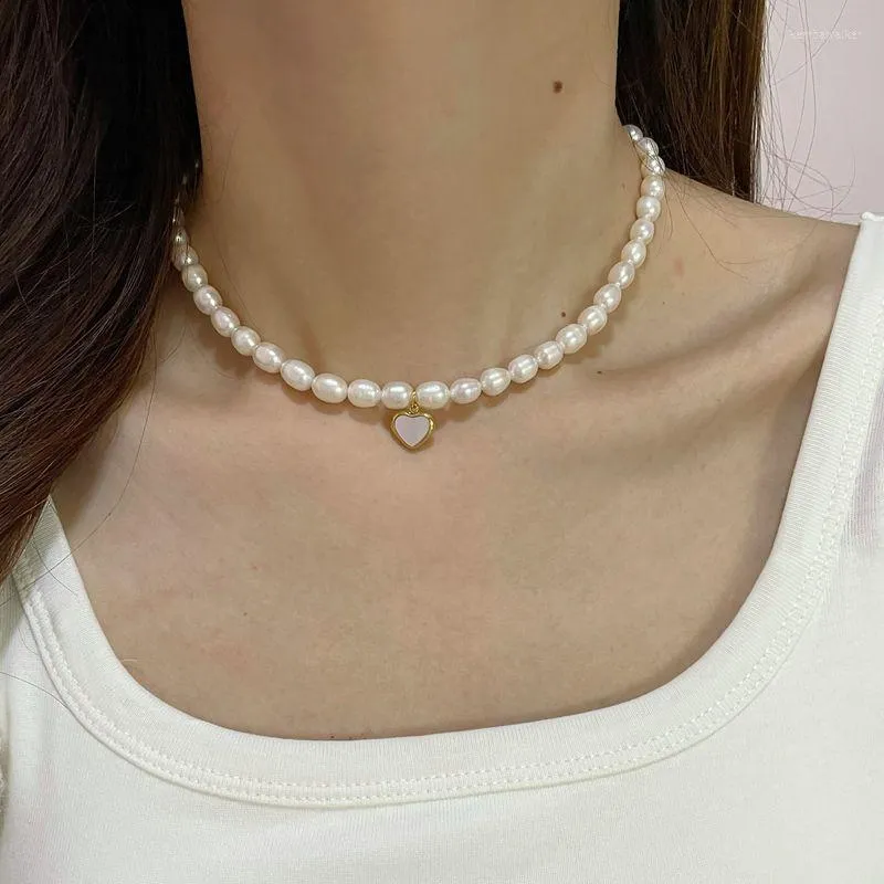 Collane con ciondolo Minar Girocolli di perle d'acqua dolce naturali dolci per le donne Accessori per collana con cuore d'amore con conchiglia di colore bianco 2022