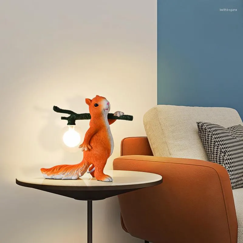 Tischlampen Nordic Lovely Fruit Carrying Squirrel Kinderschreibtischlampe Italienische Studie Schlafzimmer Nachttischlampe Net Red Glass Resin Energiesparend