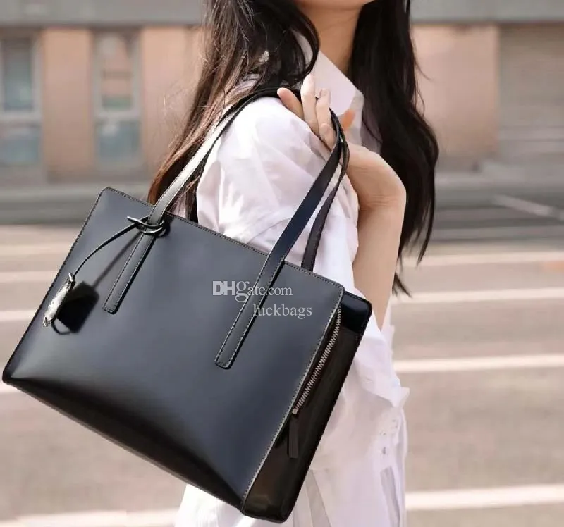 Women Re-Edition 1995 Brushed-Leather Hand Designer Bag Geometric Silhouette Lines Totes Metal Hardware Handles Letter Lady Zipper Closure Shoulder Bag Purse Tote