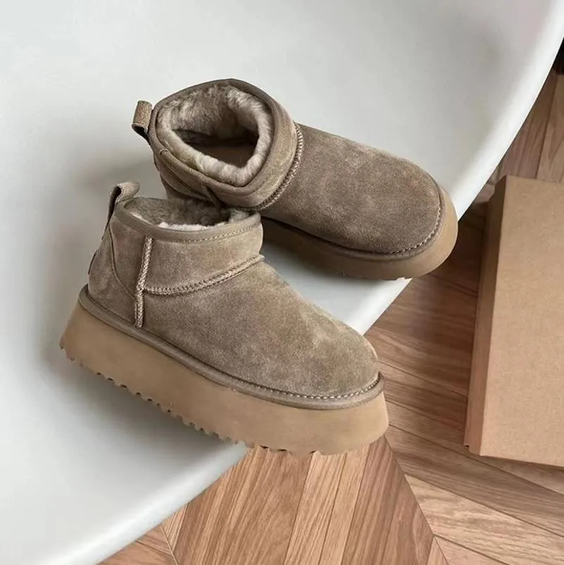 2022 Hot Aus Snow Boots Thickened bottom Warm Boot Suede Shoes Classical Short Miniwomen Keep Warm Man Womens Plush Casual Chestnut Grey