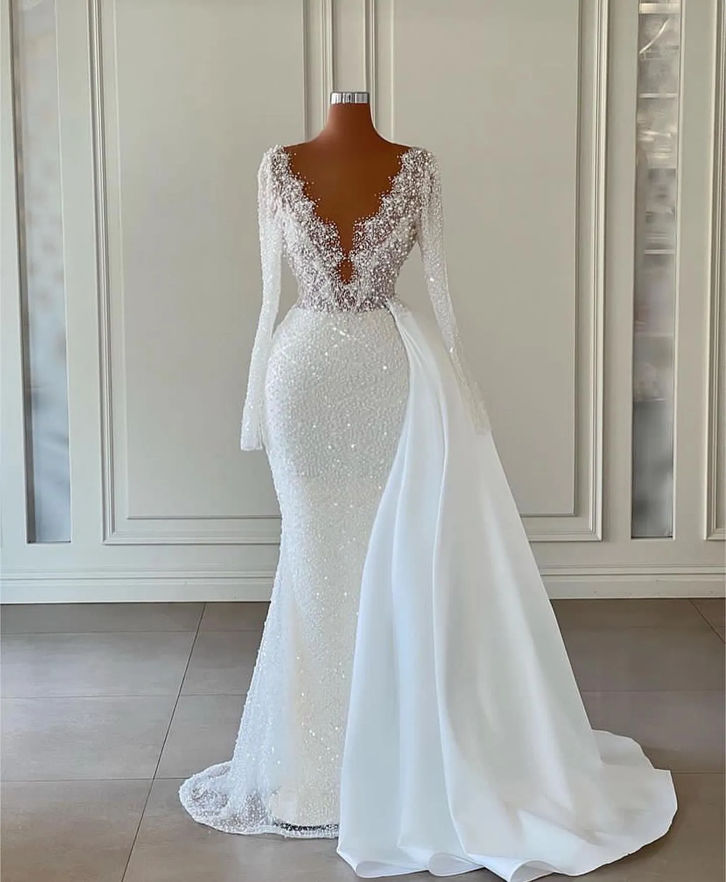 Sexy Sparkly Mermaid Wedding Dress Pearls Beading Sheer V Neck Long Sleeve Beads Bridal Gowns Robe De Soiree