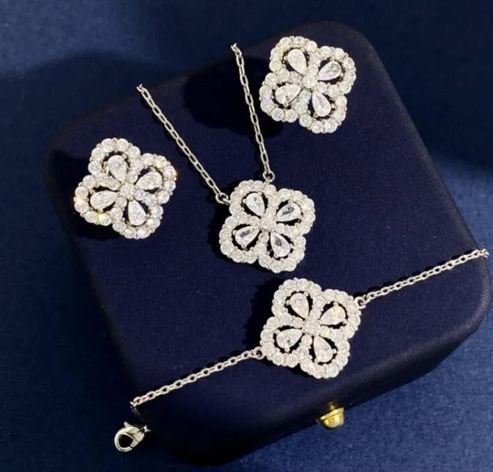 Ottone classico 92/5 Collane con ciondolo placcato argento Diamanti pieni Fiori Quattro foglie di trifoglio donna Fortuna Orecchino a bottone Gioielli firmati VCAN06