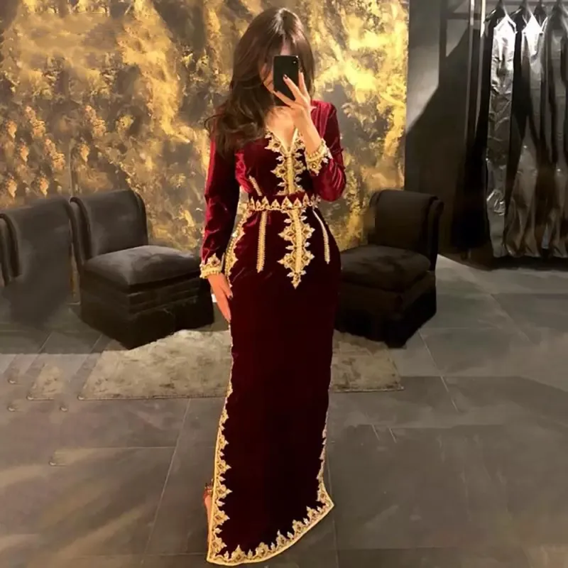 Elegante Marokko Kaftan Velvet Formele avondjurken V Nek Dubbele zij Slit Lange mouwen Lange mouwen Arabische Dubai Prom feestjurken Gold Lace Appliques Kristallen kralen gewaad 2023