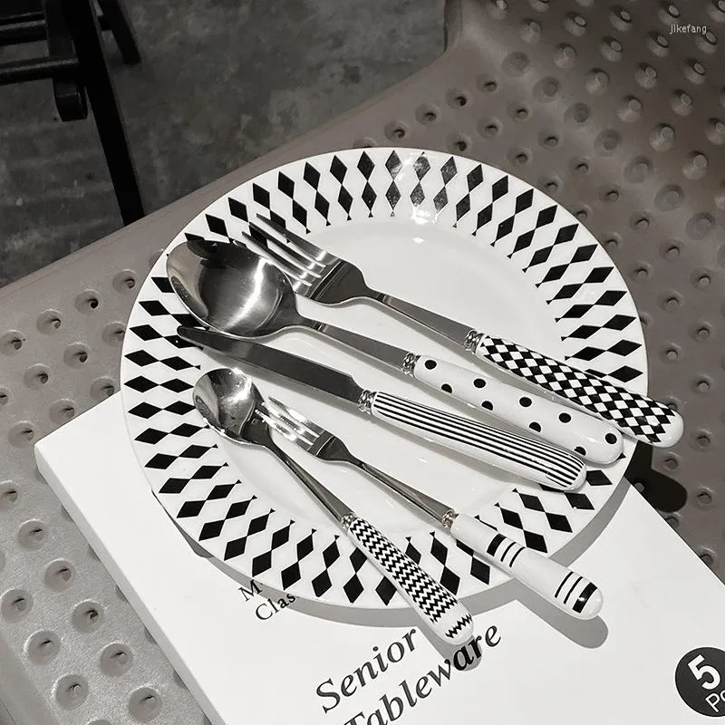 Din sets sets Tingke Noordse minimalistische hepburn -stijl zwart -witte polka stip gestreepte keramische handgreep roestvrijstalen tafel messenvork