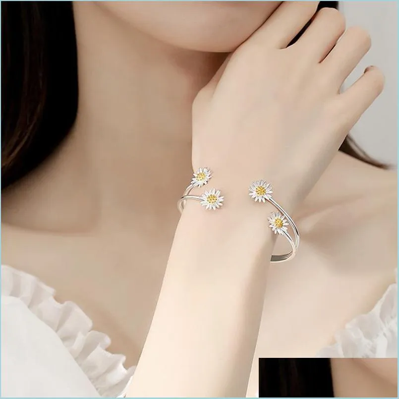 Bangle Bangle 1 stks Daisy Bracelet Vrouw Ins Niche Design Sense Twocolor Cold Wind sieraden Pastorale verse armbandbangle bangangebangl dho1q