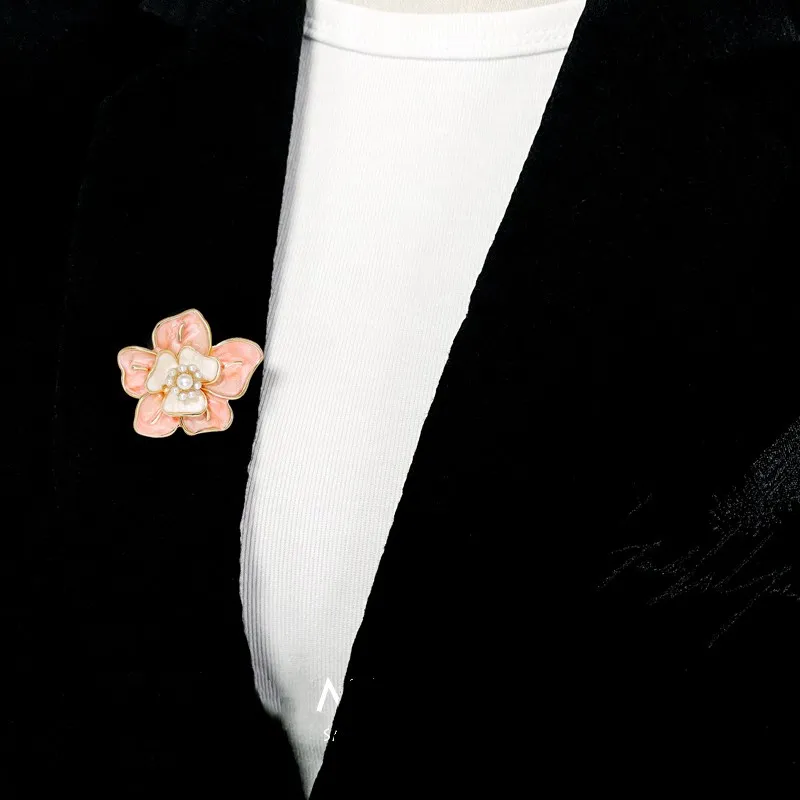 Élégant rose bleu perle camélia fleur broches à la main émail coloré mode épingles décoratives pour vêtements femmes accessoires
