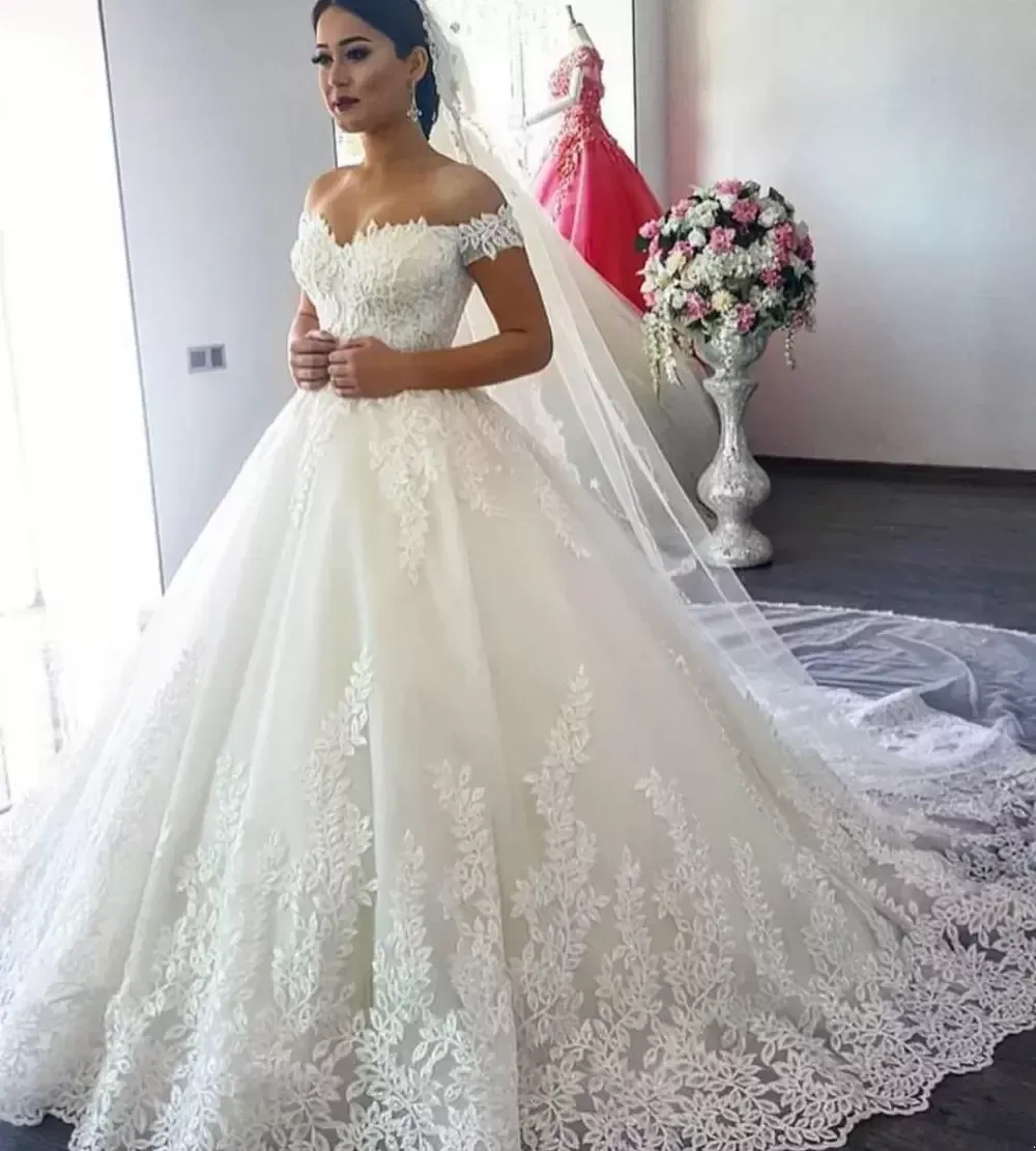 Robe de mariée blanche princesse ivoire sur les robes de mariée en dentelle épaule