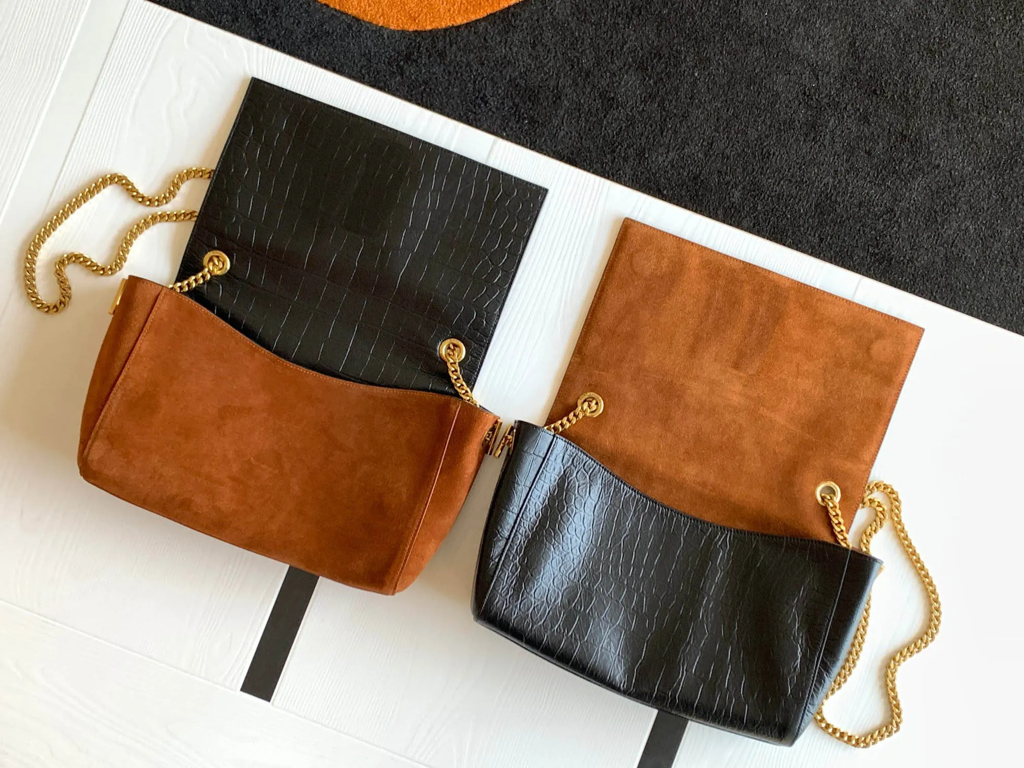 Designer double-sided shoulder bag Both inside and outside are made of genuine leather Deer and cowhide production with gold chain strap Equivalent to 2 handbags