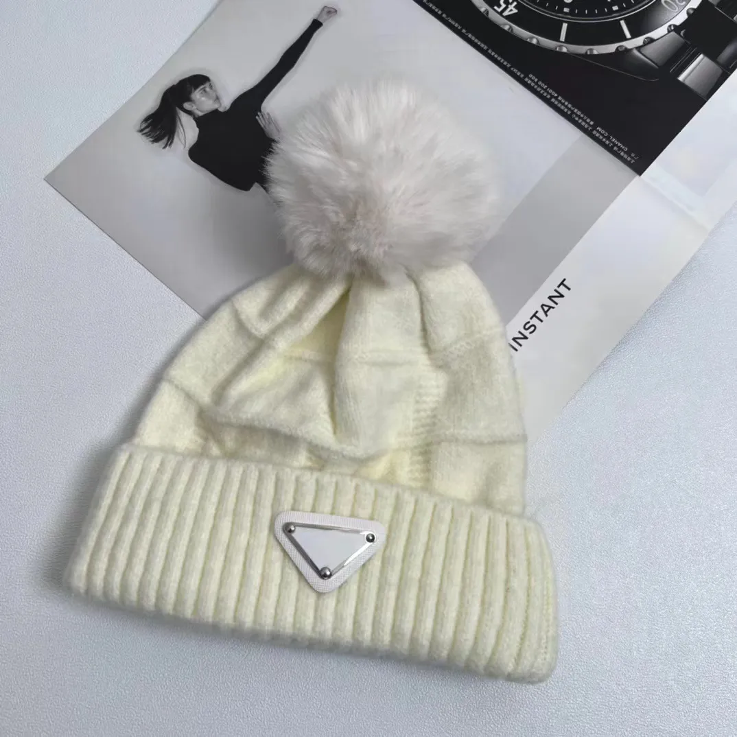 cappelli firmati Prad berretto invernale di lusso cappello da donna berretti caldi da donna pon pon in pelliccia sintetica cappello bobble berretto con teschio lavorato a maglia nero bianco PRA lettera cofano da donna casquette