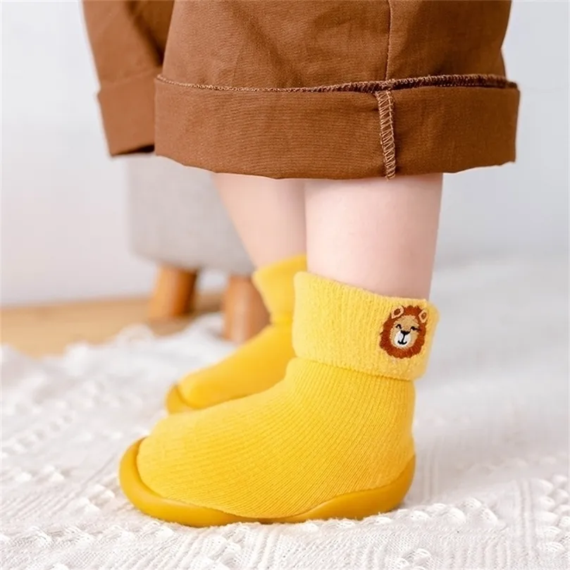 Premiers marcheurs produits d'hiver chaussette pour enfants chaussures laine d'agneau chaussettes de neige bébé broderie tout-petit premiers marcheurs 221107