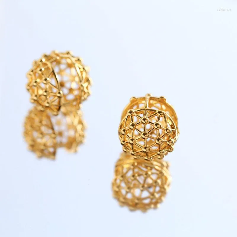 Boucles d'oreilles à tige creuses en laiton avec boule en maille plaquée or