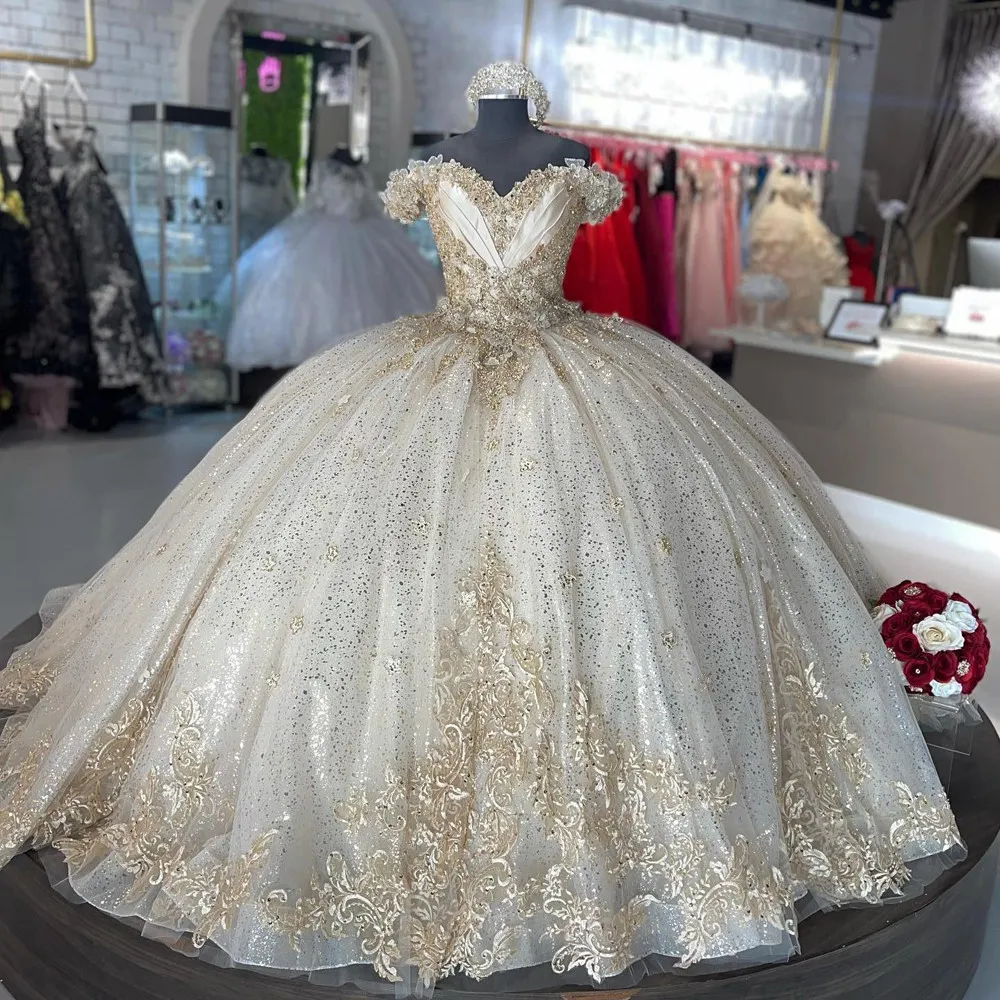 2023 Bling Quinceanera vestidos vestido de bola de renda de ombro Apliques de cristal Champagne Sweet 16 Vestido de 15 Anos Festa formal Prom Vestidos