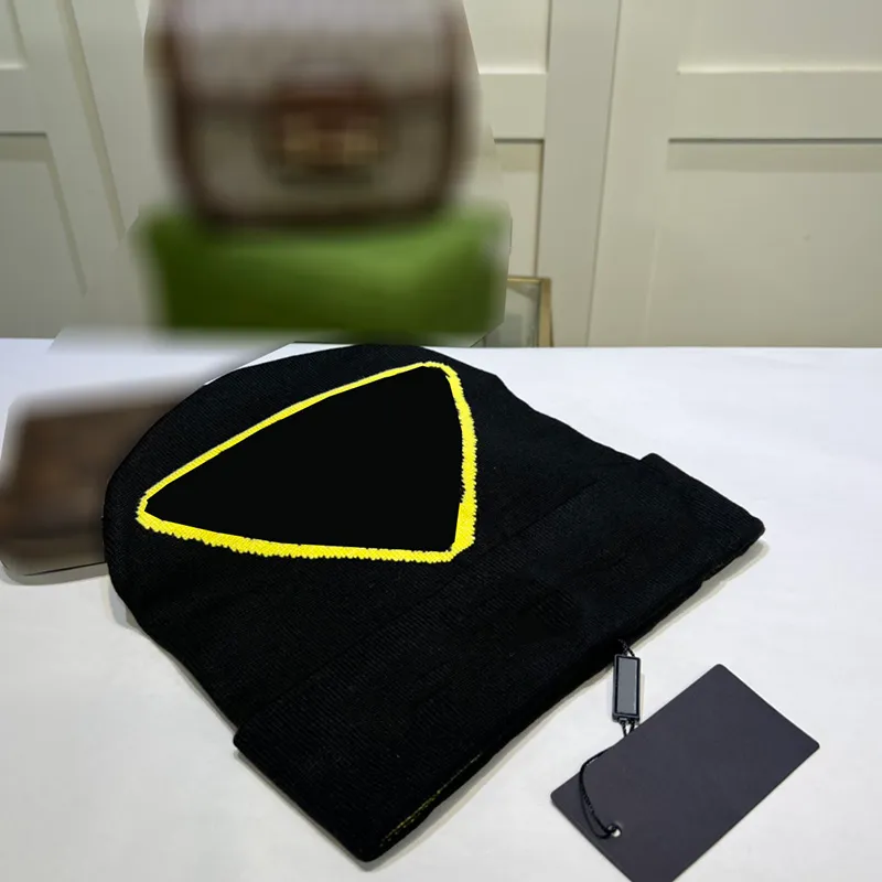 2022 Berretti firmati per uomo Fashion Street Cappelli Luxury Wool Lettera Triangle Pattern Beanie Women Casual Knitted Blending Hat Dome Cap Top