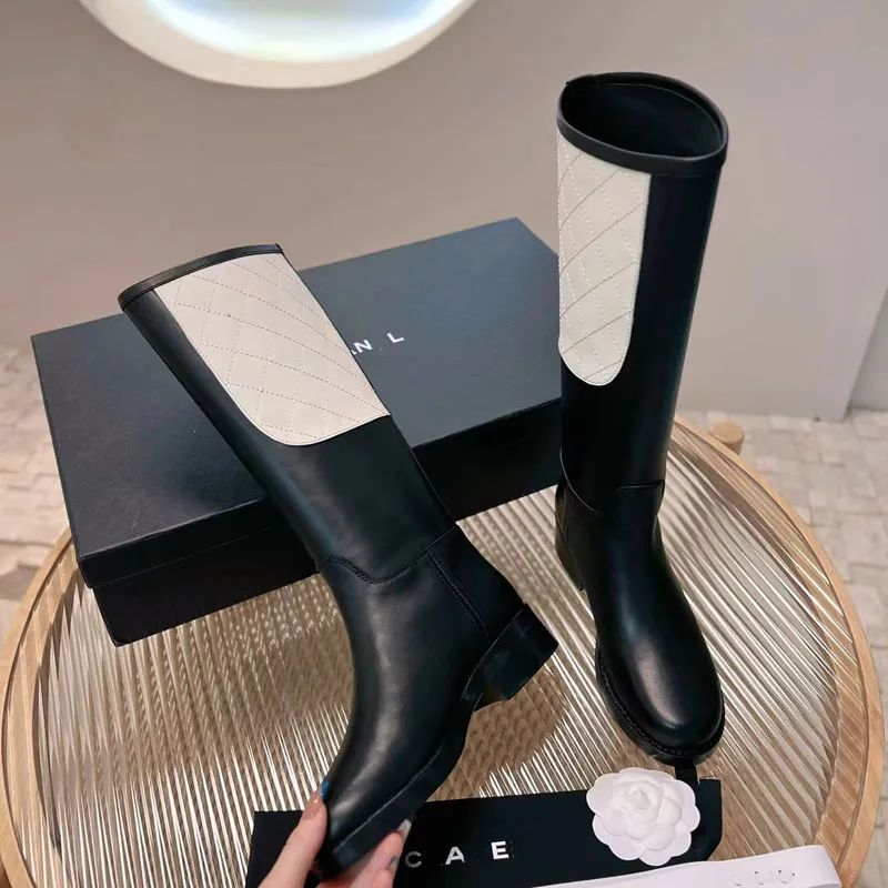 2023 Femmes de designer Laine Knight Bottes hautes Classique Luxe Mode Sexy Noir Blanc Bottes en cuir épais Hiver Broderie électrique Laines tricotées Chaussures à talons bas