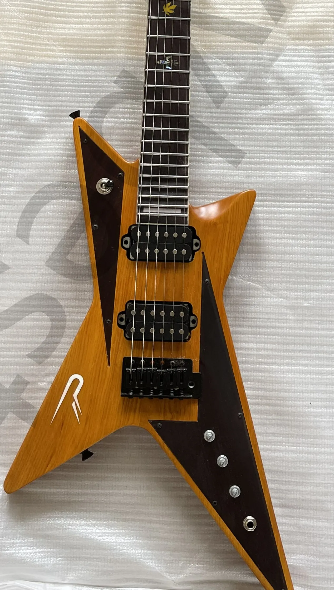 Lvybest – guitare électrique, corps en bois de frêne, Pickguard en palissandre, Logo R incrusté sur le dessus du corps, incrustation de feuilles jaunâtres, finition satinée