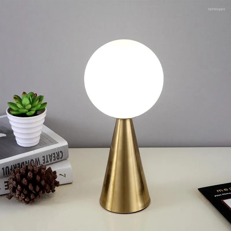 Bordslampor nordisk kon LED -lampa med glasskärmar guld svart modern rund skrivbord för sovrum sovrum kontorsstudier rum skrivbord