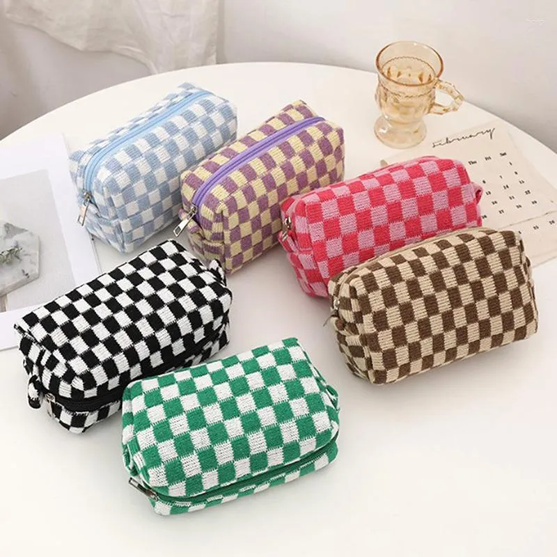 أكياس مستحضرات التجميل 1pcs ins checkered أكياس محبوكة تصادم صوف صوف صوف كبير منظم السعة الكبرى مكياج الجمال