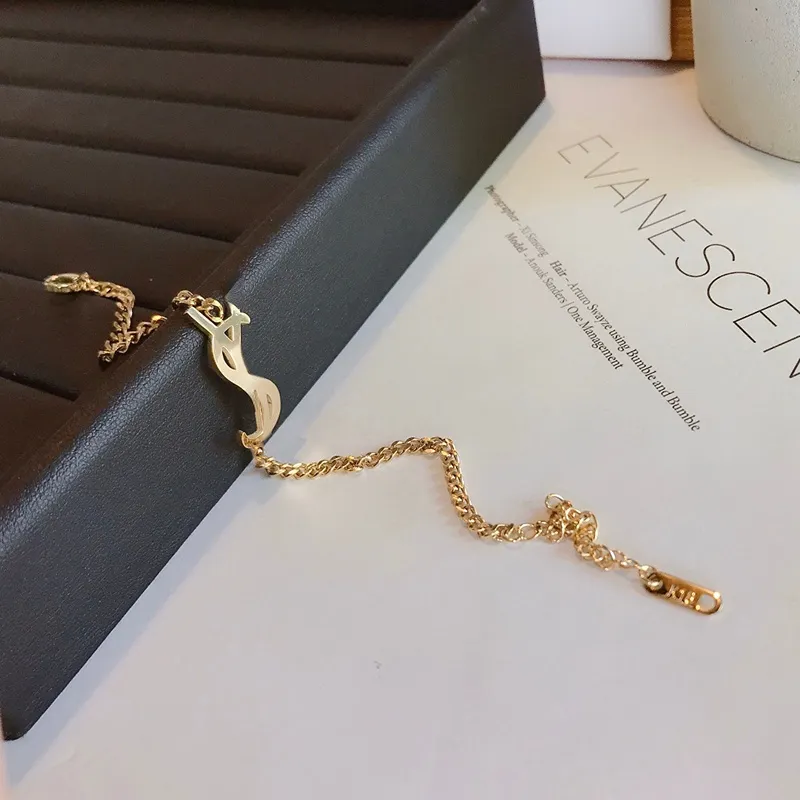 Nuovi braccialetti di stile Braccialetto da donna Gioielli di design di lusso Placcato oro 18 carati Acciaio inossidabile Amanti di nozze Regalo Braccialetti a catena con polsino