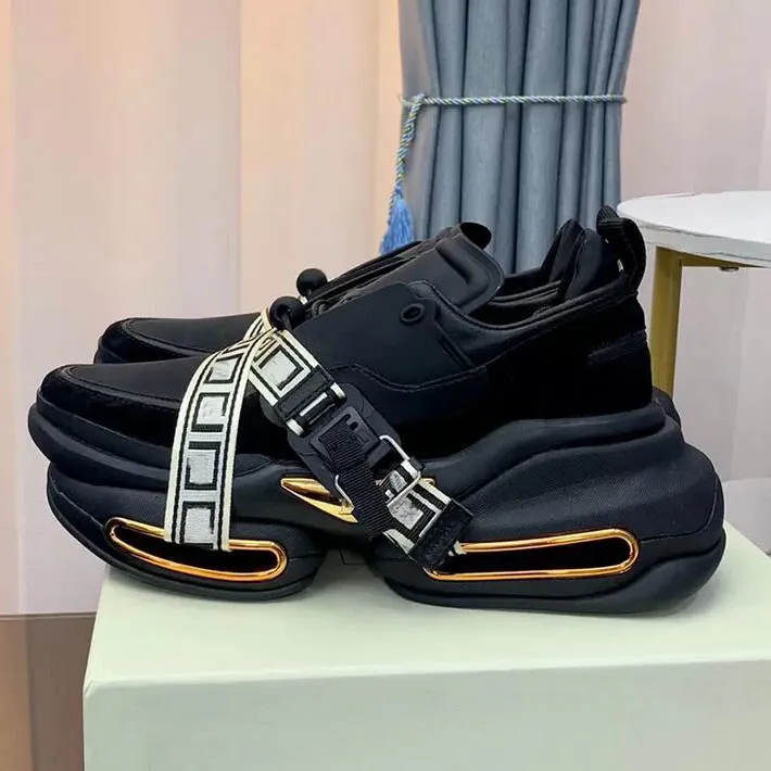 Последняя лучшая весенняя и летняя спортивная обувь для спортивной обуви моды тенденции женского дизайнера Brandshoes увеличивает черные мужчины с классическими качественными толстыми подошвами.