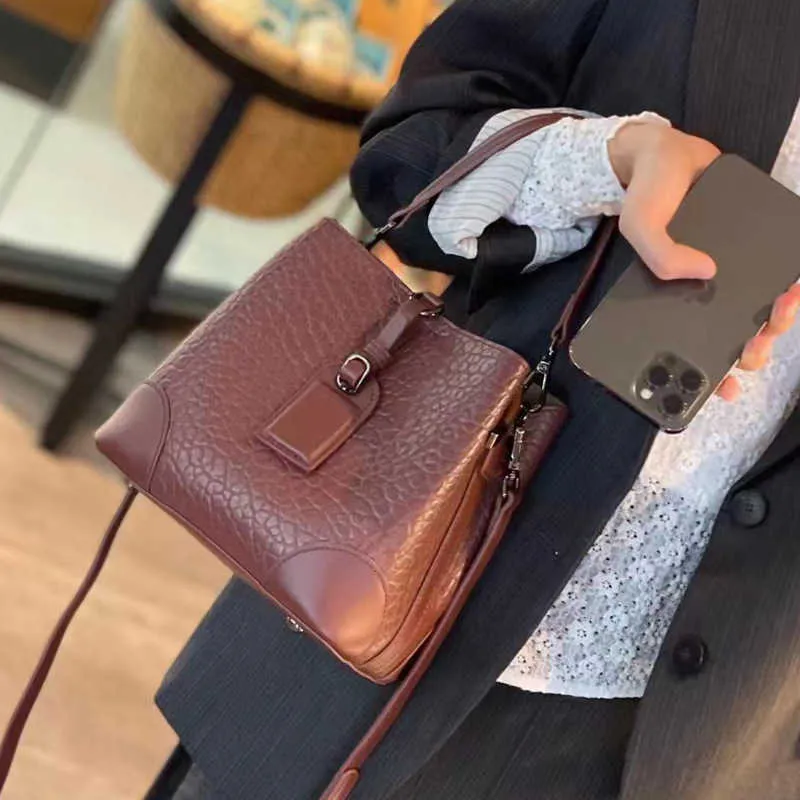 Fashion Bag High End Leather Luxury Women's Handbag Oblique Cross Wrap Head Layer Cowhide Bubble Mönster