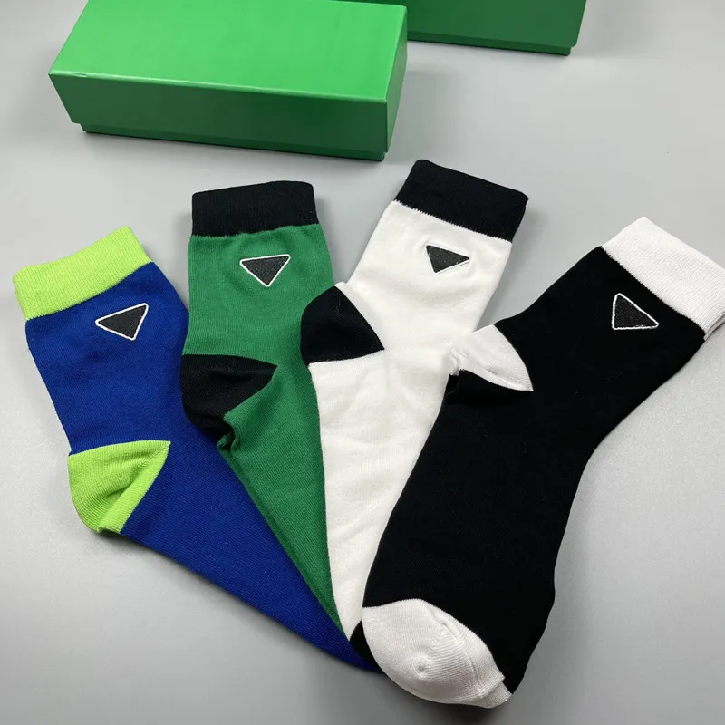 Designer-Socken für Herren und Damen, vier Paar, luxuriöse Sport-Winter-Mesh-Buchstaben, bedruckte Socken, Stickerei, Baumwolle, für Herren und Damen, mit Box 03