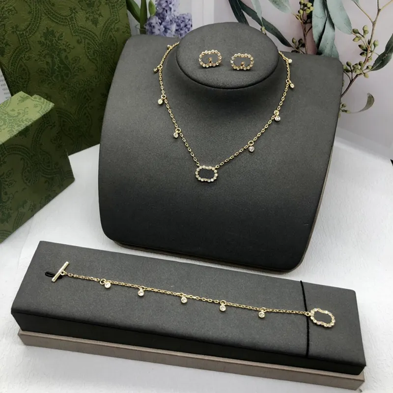 Fashion Designer Jewelry Initials Pendant Necklace Golden Chain Diamond Earring for Women Pearl Bracelet Letter 2211103D