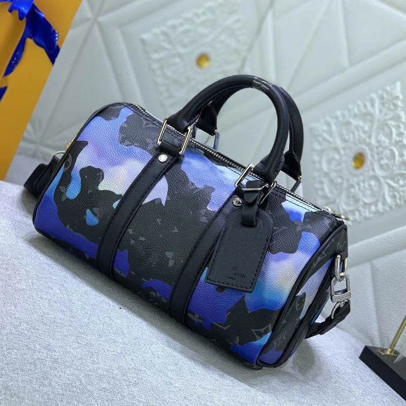 M21399 Designers Duffel Sacs de luxe grande capacité vente de voyage haute femmes hommes véritable sac à bandoulière en cuir de mode porter des rivets avec tête de verrouillage 018