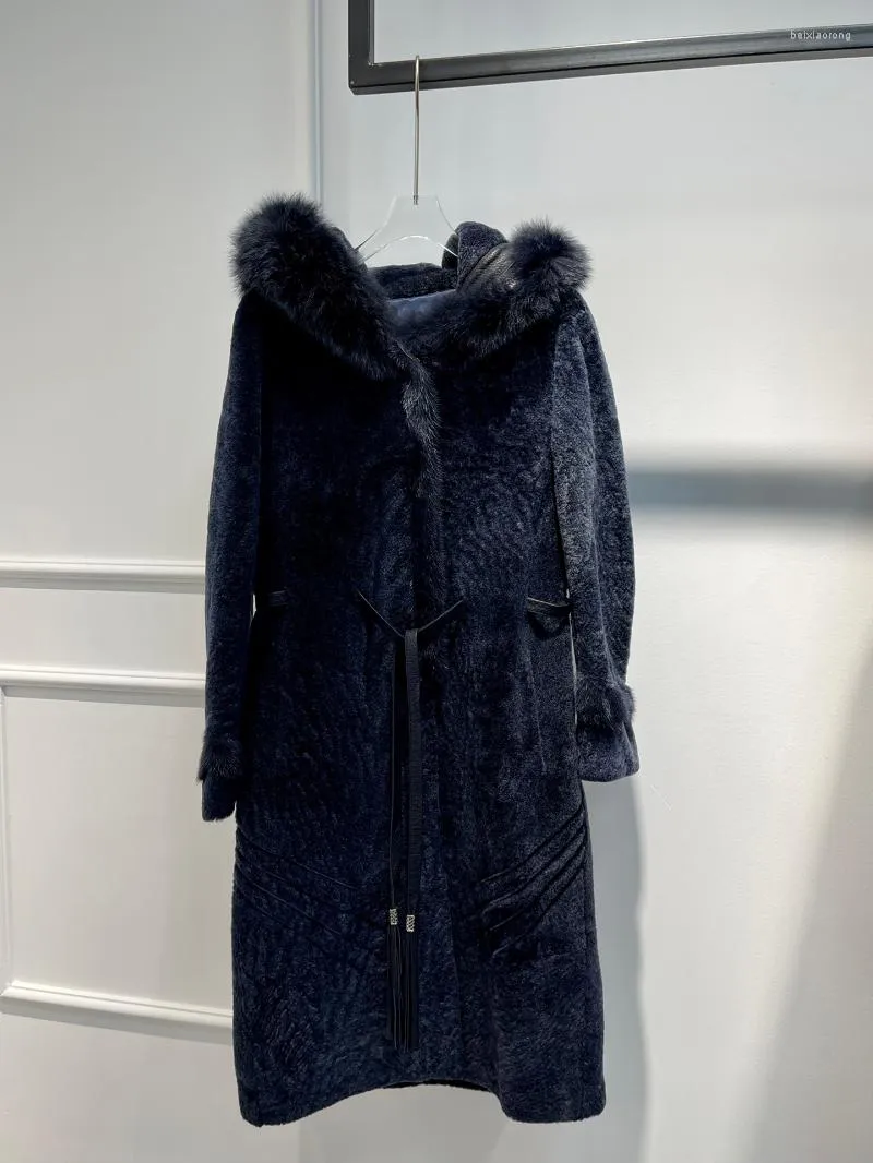 Femmes cuir 2022 dernier hiver réchauffement bleu foncé fourrure à capuche midi-longueur manteaux dames Top qualité en peau de mouton vestes avec ceinture à franges