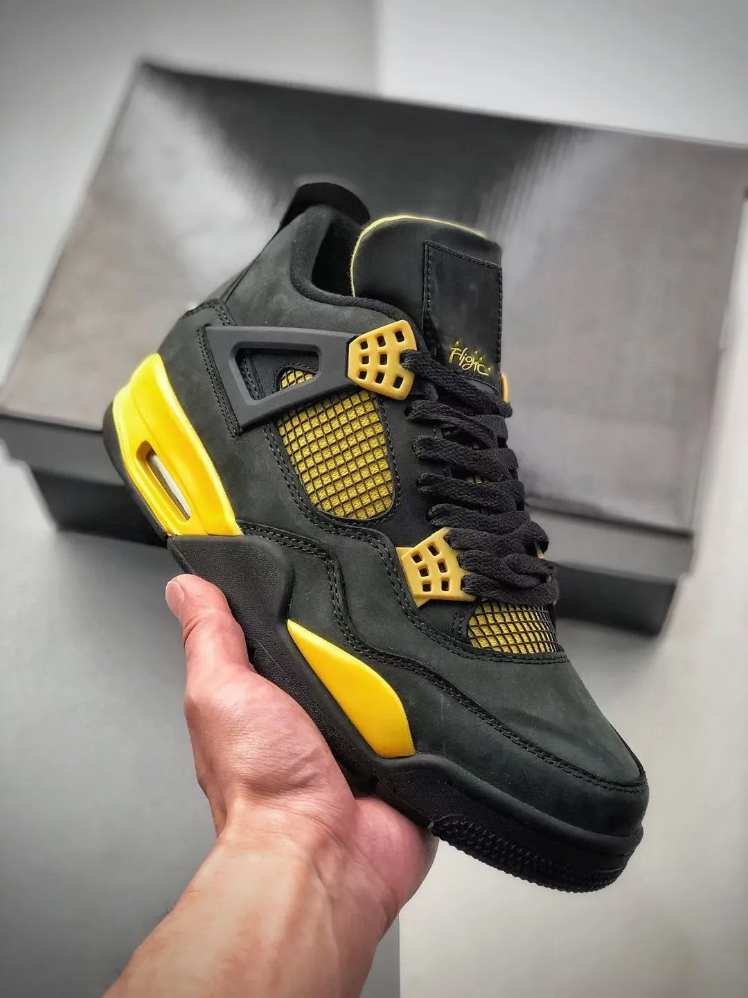 2022 Authentic 4 Thunder Black Tour Yellow Men Sportskor Sneakers med originalboxstorlek US7-13