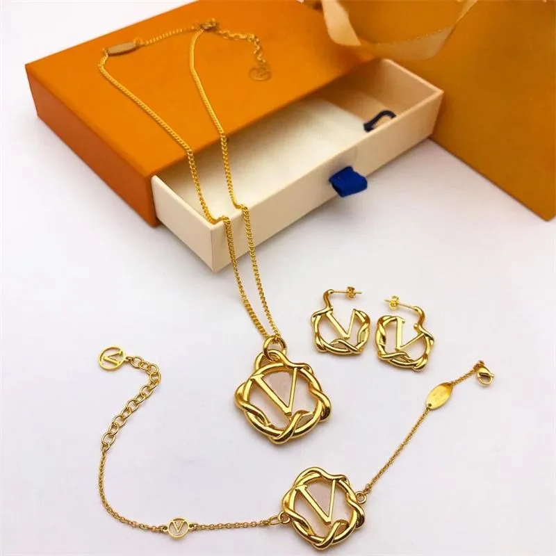 Designer Gold Bracelet Necklaces Set Fashion Letter Hoop Earrings Golden Bracelets For Women Mens Couple Necklace Woman Jewelry Luxury Classic Necklaces 2211113D