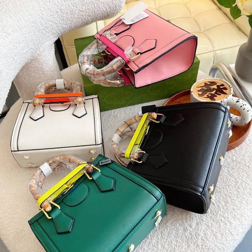 Designer bambu väskor lyx Diana tygväska solid topp läder handväskor pursar små 21 cm mode crossbodybag med utökad axel rem guld bokstavsdekoration