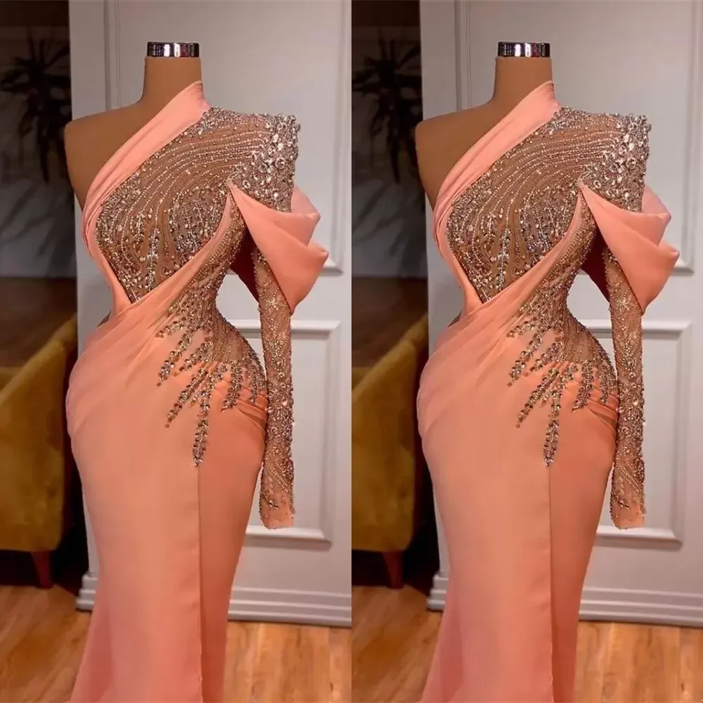 Sexy arabische Abschlussballkleider eine Schulter Illusion Langarm Pfirsich Kristallperlen Meerjungfrau Abendkleid Party Festzug formelle Kleider Plus Größe Bodenlänge