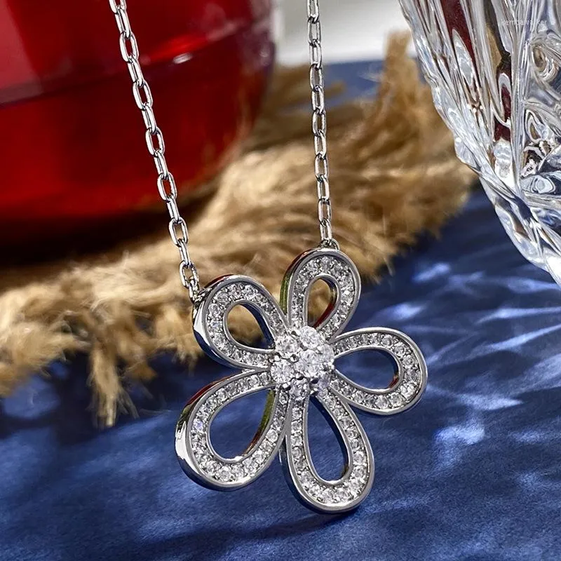 Naszyjniki wiszącego modny naszyjnik retro wykwintna osobowość kreatywność z pięcioma płatkami pełnymi diamentów puste kwiaty proste biżuterię