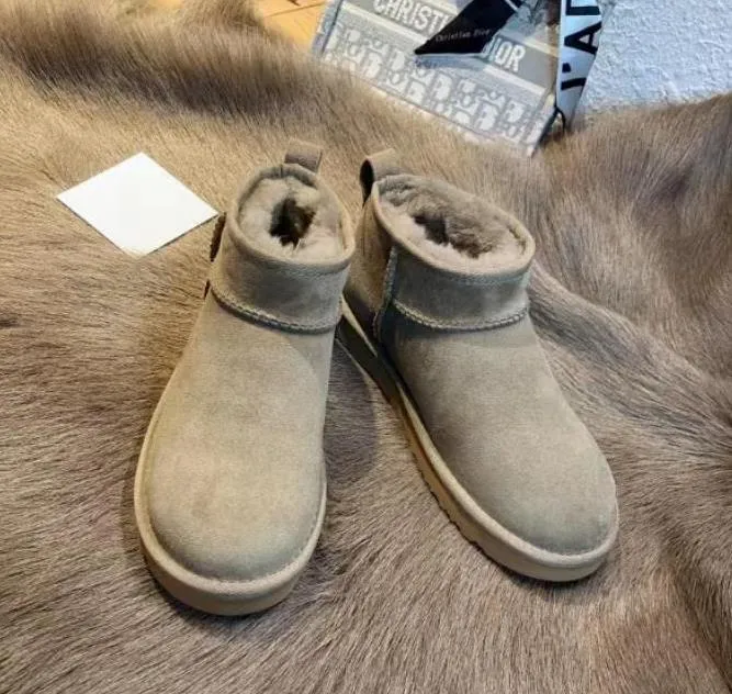 2022 Hot Aus U5854 paljetter Boot Classical Short Miniwomen Snow Boots Keep Warm Boots Man Womens Plush Casual Warms Boots Fårskinn Suedes Shoes Chestnut Grey