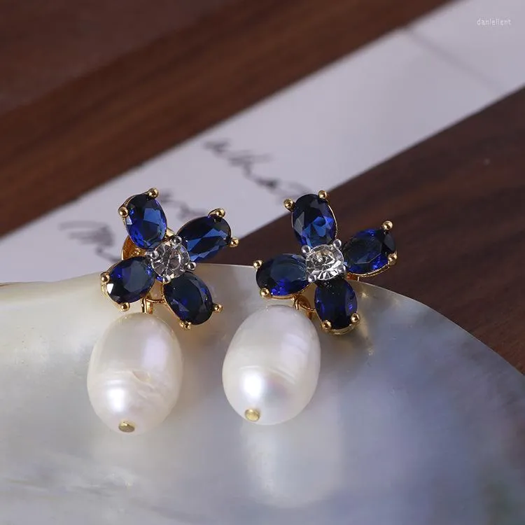Boucles d'oreilles à tige Style européen et américain Tempérament élégant Forme de fleur bleue Perle de cristal incrustée