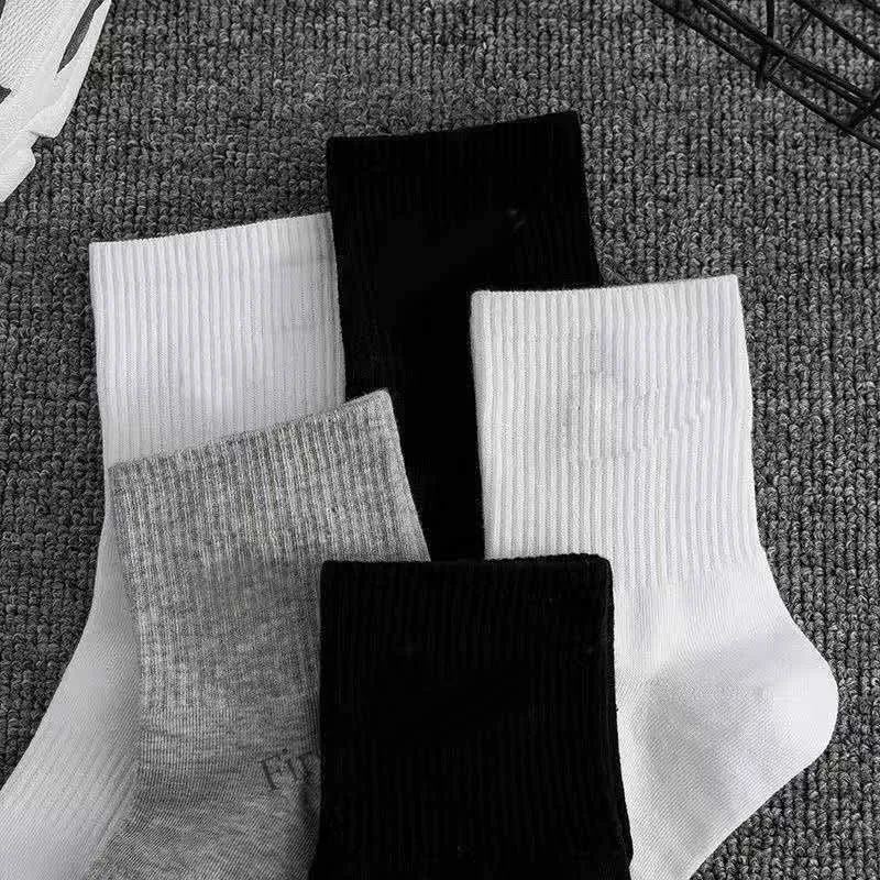 Chaussettes streetwear en coton brodé pour hommes et femmes, design, bonneterie de sport, 9 couleurs, à partir de 10 paia, 2022